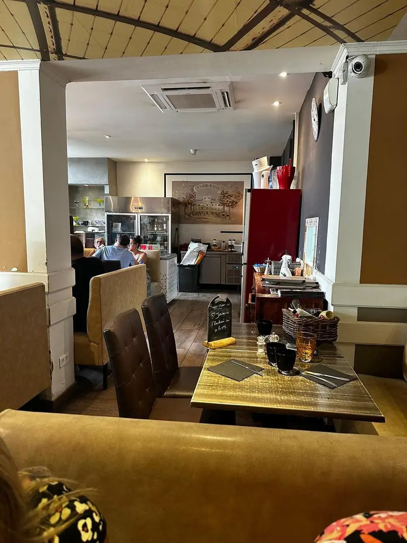 La salle de La Brasserie du Soleil à Gréoux-les-Bains